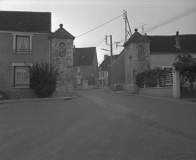 fortification d'agglomération © Odile Cortet / Région Bourgogne-Franche-Comté, Inventaire du patrimoine - 1972  fortification d'agglomération © Odile Cortet / Région Bourgogne-Franche-Comté, Inventaire du patrimoine - 1972