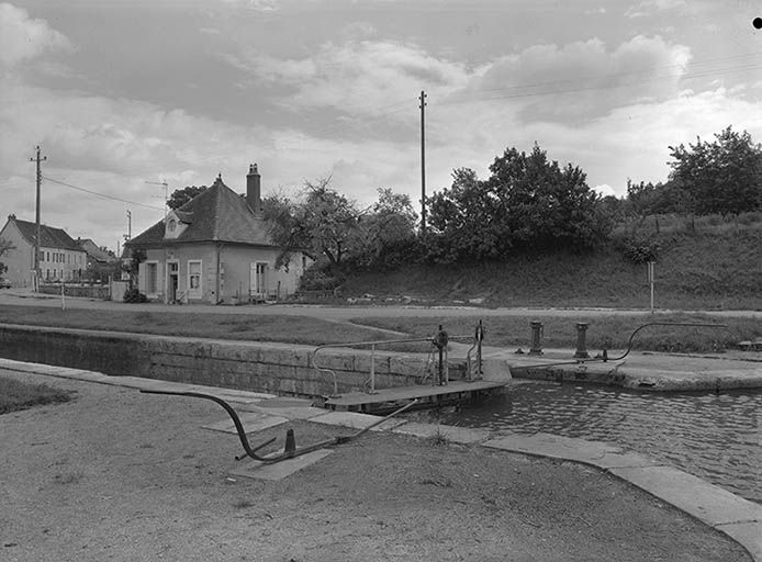Vue du site d'écluse et de la maison éclusière en 1973. © Aurélie Lallement / Région Bourgogne-Franche-Comté, Inventaire du patrimoine - 1973