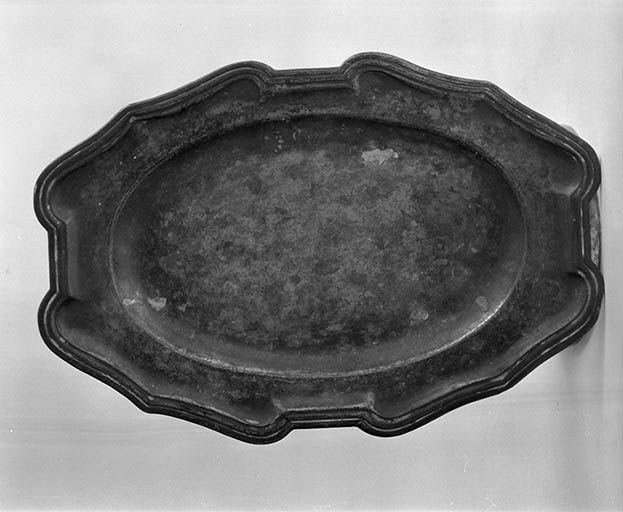 plateau à burettes © Michel Thierry / Région Bourgogne-Franche-Comté, Inventaire du patrimoine - 1974 plateau à burettes © Michel Thierry / Région Bourgogne-Franche-Comté, Inventaire du patrimoine - 1974