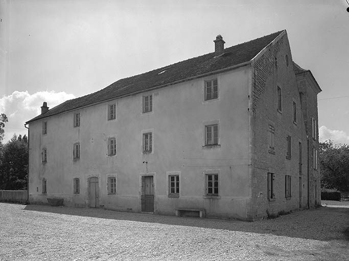 Vue sur le bâtiment principal. © Jean-Luc Duthu / Région Bourgogne-Franche-Comté, Inventaire du patrimoine - 1974