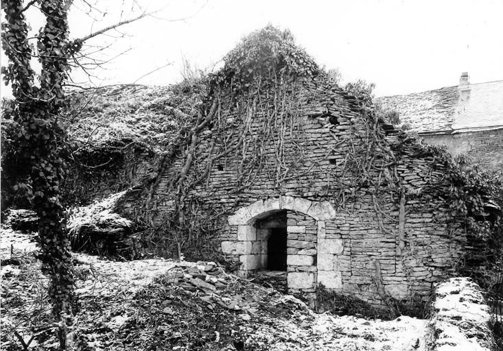 Chapelle, vue depuis le sud-ouest, en 1975. © Michel Thierry / Région Bourgogne-Franche-Comté, Inventaire du patrimoine - 1975