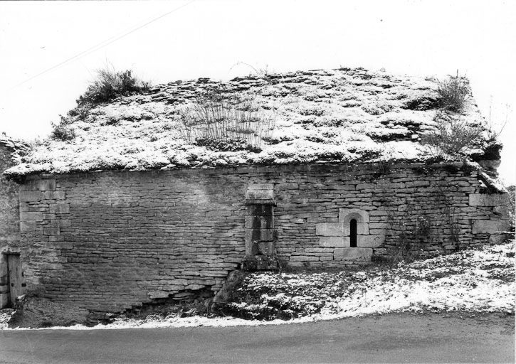 Salle voûtée, mur est, en 1975. © Michel Thierry / Région Bourgogne-Franche-Comté, Inventaire du patrimoine - 1975