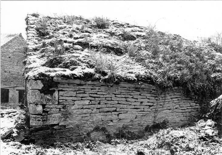 Salle voûtée, mur ouest, en 1975. © Michel Thierry / Région Bourgogne-Franche-Comté, Inventaire du patrimoine - 1975