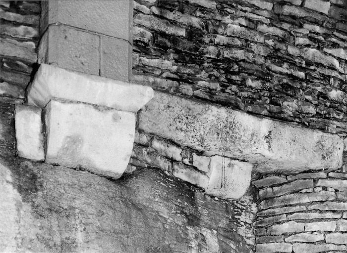 Salle voûtée, retombée de l'arc doubleau à l'ouest, en 1975. © Michel Thierry / Région Bourgogne-Franche-Comté, Inventaire du patrimoine - 1975