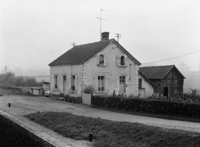 Vue d'ensemble de la maison éclusière en 1975. © non renseigné / Région Bourgogne-Franche-Comté, Inventaire du patrimoine - 1975