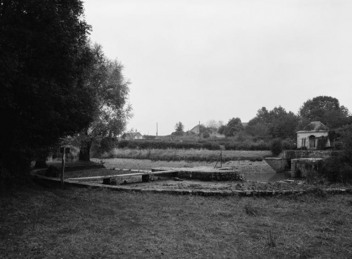 Le déversoir de superficie et la maison du barragiste en aval du site d'écluse. © non renseigné / Région Bourgogne-Franche-Comté, Inventaire du patrimoine - 1975
