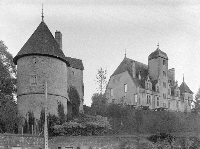 Le corps de logis et la tour d'angle vu côté canal. © non renseigné / Région Bourgogne-Franche-Comté, Inventaire du patrimoine - 1975