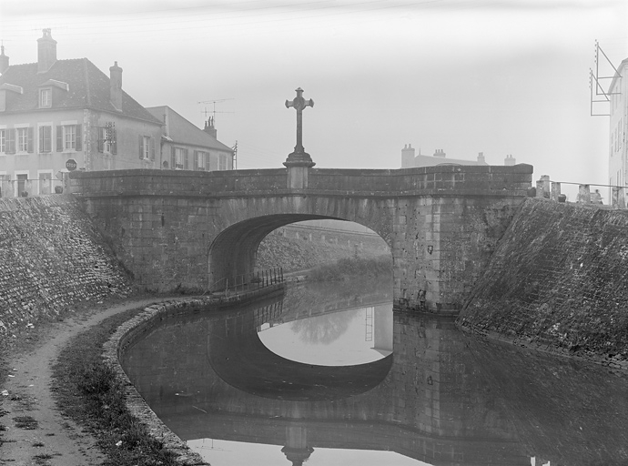 Vue d'ensemble depuis le chemin de halage. © non renseigné / Région Bourgogne-Franche-Comté, Inventaire du patrimoine - 1975