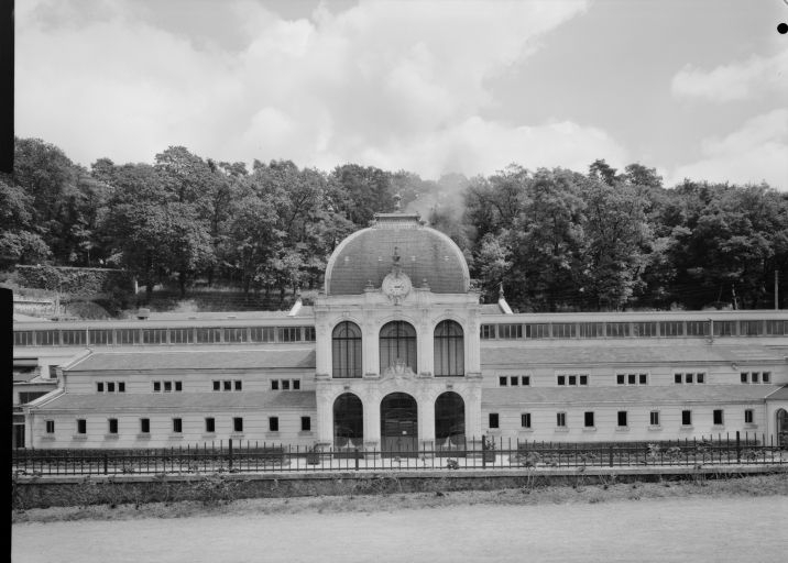 Hall d'entrée et bâtiments de soins : façade sur parc. © Jean-Luc Duthu / Région Bourgogne-Franche-Comté, Inventaire du patrimoine - 1977 Hall d'entrée et bâtiments de soins : façade sur parc. © Jean-Luc Duthu / Région Bourgogne-Franche-Comté, Inventaire du patrimoine - 1977