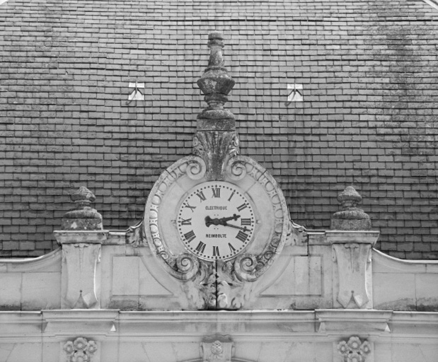 Hall d'entrée : détail de l'horloge. © Michel Thierry / Région Bourgogne-Franche-Comté, Inventaire du patrimoine - 1977 Hall d'entrée : détail de l'horloge. © Michel Thierry / Région Bourgogne-Franche-Comté, Inventaire du patrimoine - 1977