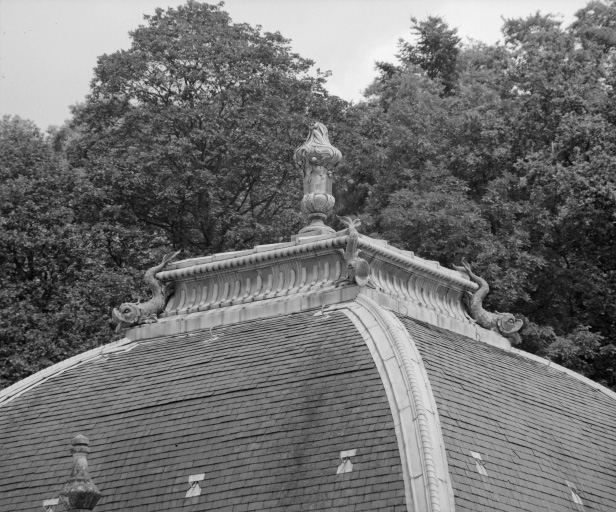 Hall d'entrée : détail du couronnement du dôme. © Michel Thierry / Région Bourgogne-Franche-Comté, Inventaire du patrimoine - 1977 Hall d'entrée : détail du couronnement du dôme. © Michel Thierry / Région Bourgogne-Franche-Comté, Inventaire du patrimoine - 1977