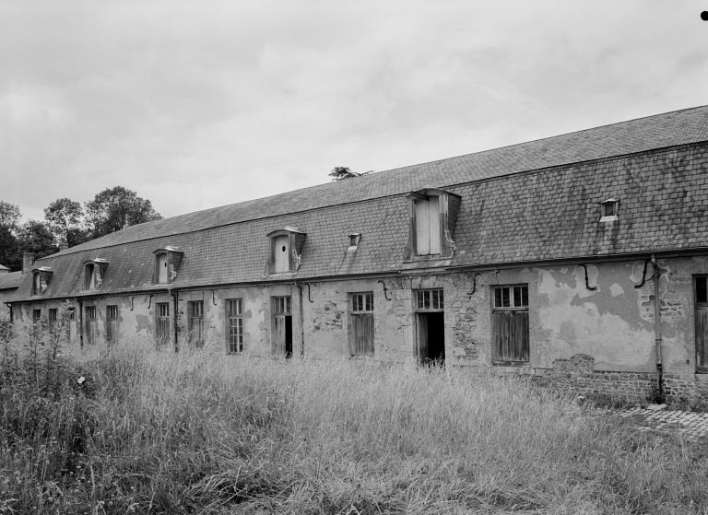 Bâtiment de l'ancienne écurie, vue depuis le sud prise en 1977. © Jean-Luc Duthu / Région Bourgogne-Franche-Comté, Inventaire du patrimoine - 1977 Bâtiment de l'ancienne écurie, vue depuis le sud prise en 1977. © Jean-Luc Duthu / Région Bourgogne-Franche-Comté, Inventaire du patrimoine - 1977