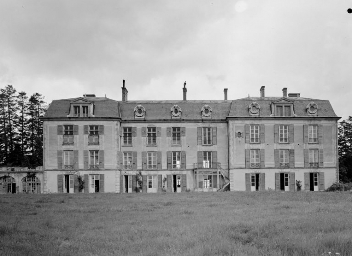 Façade sur le parc, vue de face prise en 1977. © Jean-Luc Duthu / Région Bourgogne-Franche-Comté, Inventaire du patrimoine - 1977 Façade sur le parc, vue de face prise en 1977. © Jean-Luc Duthu / Région Bourgogne-Franche-Comté, Inventaire du patrimoine - 1977