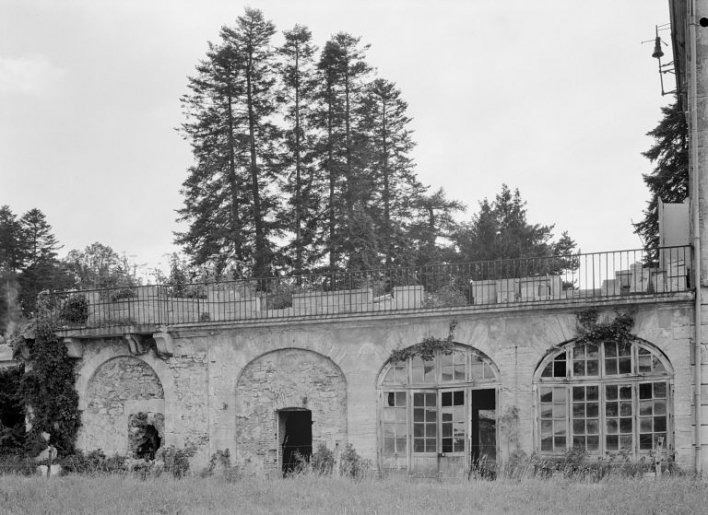 Façade sur le jardin de l'étage de soubassement de l'ancien jardin d'hiver (détruit), vue prise en 1977. © Jean-Luc Duthu / Région Bourgogne-Franche-Comté, Inventaire du patrimoine - 1977 Façade sur le jardin de l'étage de soubassement de l'ancien jardin d'hiver (détruit), vue prise en 1977. © Jean-Luc Duthu / Région Bourgogne-Franche-Comté, Inventaire du patrimoine - 1977