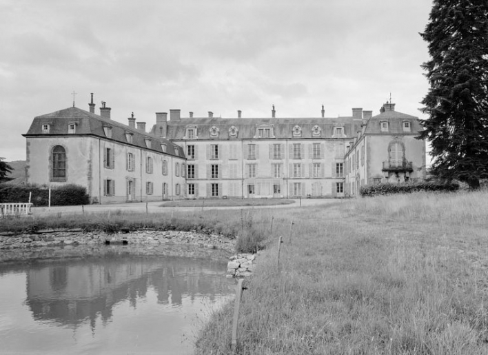 Façade sur la cour et le bassin, vue de trois-quarts prise en 1977. © Jean-Luc Duthu / Région Bourgogne-Franche-Comté, Inventaire du patrimoine - 1977 Façade sur la cour et le bassin, vue de trois-quarts prise en 1977. © Jean-Luc Duthu / Région Bourgogne-Franche-Comté, Inventaire du patrimoine - 1977