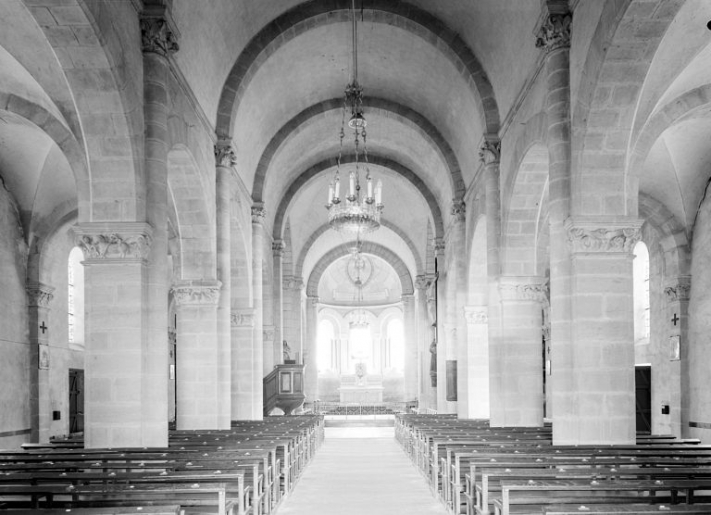 Nef et chœur : vue d'ensemble depuis l'entrée. © Jean-Luc Duthu / Région Bourgogne-Franche-Comté, Inventaire du patrimoine - 1977 Nef et chœur : vue d'ensemble depuis l'entrée. © Jean-Luc Duthu / Région Bourgogne-Franche-Comté, Inventaire du patrimoine - 1977