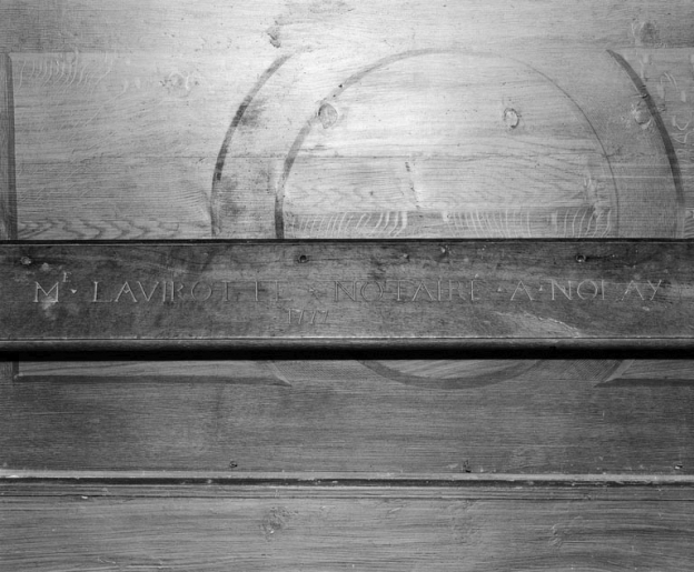 Détail de l'inscription du banc 1. © Jean-Luc Duthu / Région Bourgogne-Franche-Comté, Inventaire du patrimoine - 1978