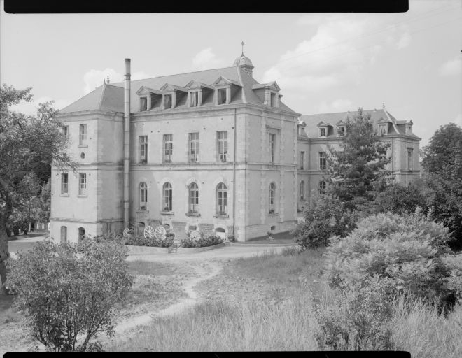 Elévation antérieure prise de trois-quarts. © Jean-Luc Duthu / Région Bourgogne-Franche-Comté, Inventaire du patrimoine - 1978