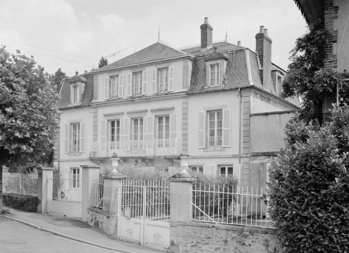 Vue d'ensemble de la villa depuis l'actuelle avenue Eugène Collin en 1978. © Michel Rosso / Région Bourgogne-Franche-Comté, Inventaire du patrimoine - 1978 Vue d'ensemble de la villa depuis l'actuelle avenue Eugène Collin en 1978. © Michel Rosso / Région Bourgogne-Franche-Comté, Inventaire du patrimoine - 1978