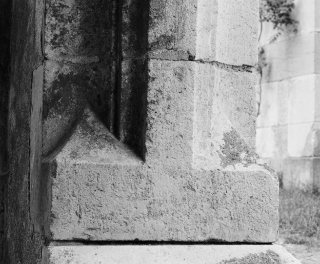 Base d'un piédroit de l'arcade antérieure du porche. © Michel Thierry / Région Bourgogne-Franche-Comté, Inventaire du patrimoine - 1979