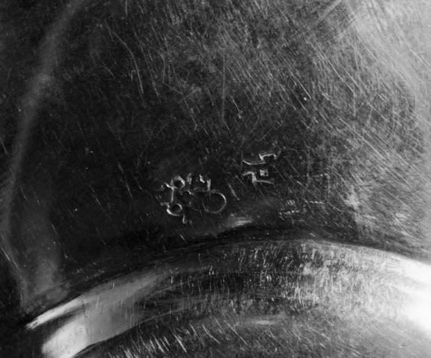 Détail des poinçons de la patène. © Michel Thierry / Région Bourgogne-Franche-Comté, Inventaire du patrimoine - 1979 Détail des poinçons de la patène. © Michel Thierry / Région Bourgogne-Franche-Comté, Inventaire du patrimoine - 1979