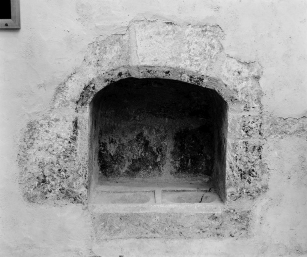 Lavabo dans la chapelle du choeur. © Michel Rosso / Région Bourgogne-Franche-Comté, Inventaire du patrimoine - 1979
