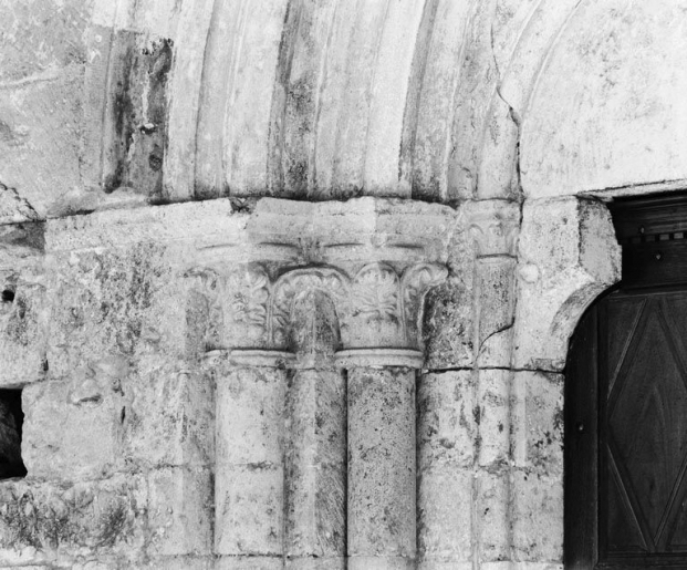 Le portail antérieur : détail des chapiteaux de l'ébrasement de gauche. © Michel Rosso / Région Bourgogne-Franche-Comté, Inventaire du patrimoine - 1979