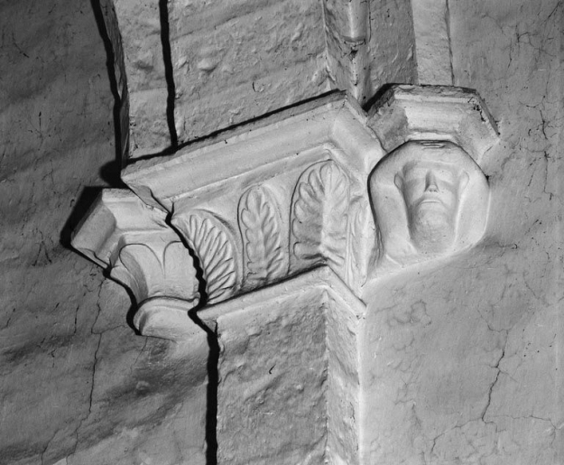 Vaisseau central, 1ère travée : chapiteau et culots de la 2ème pile droite. © Michel Thierry / Région Bourgogne-Franche-Comté, Inventaire du patrimoine - 1979