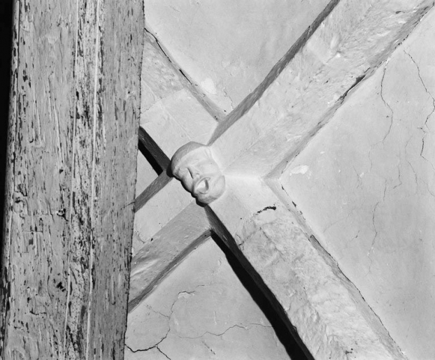 Détail de la clef de voûte, vaisseau central, 3ème travée. © Michel Thierry / Région Bourgogne-Franche-Comté, Inventaire du patrimoine - 1979