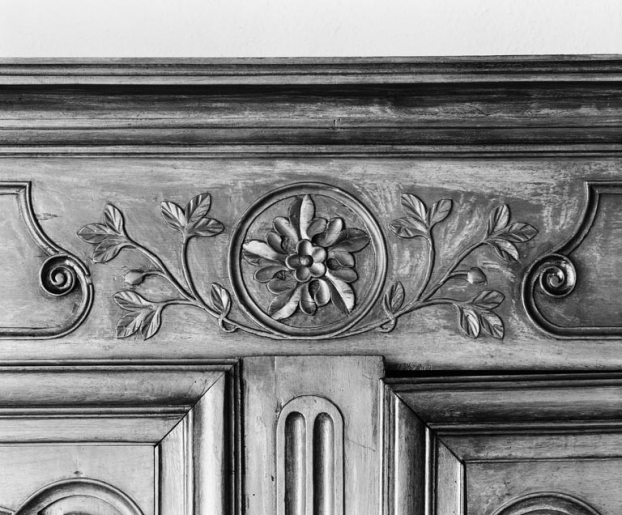 Détail : décor de la traverse supérieure. © Michel Rosso / Région Bourgogne-Franche-Comté, Inventaire du patrimoine - 1979