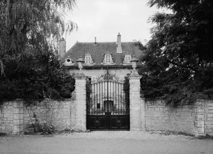 Vue de la maison depuis le portail d'entrée. © Michel Thierry / Région Bourgogne-Franche-Comté, Inventaire du patrimoine - 1979