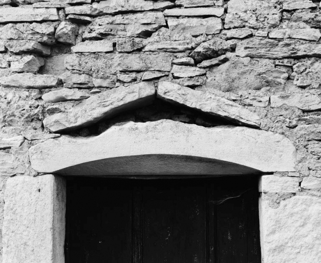 Détail du linteau sur la maison sise parcelle 1704, section D7 du cadastre de 1940. © Jean-Luc Duthu / Région Bourgogne-Franche-Comté, Inventaire du patrimoine - 1980