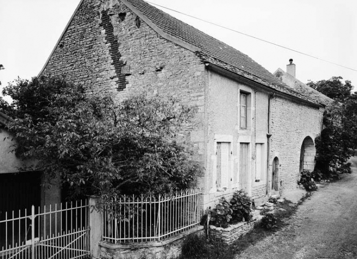 Logis et dépendances sis parcelle 1851, section D7 du cadastre de 1940. © Michel Rosso / Région Bourgogne-Franche-Comté, Inventaire du patrimoine - 1980