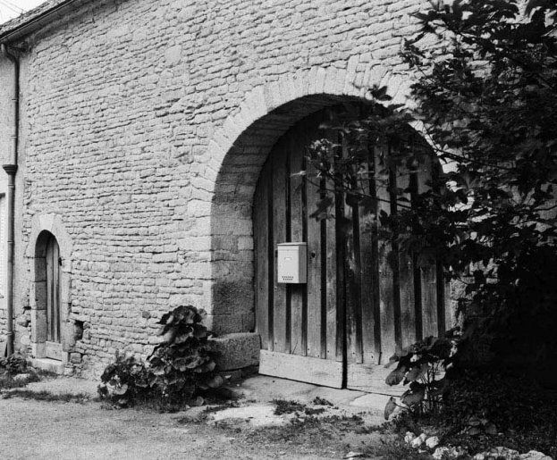 Détail de la porte des dépendances sises parcelle 1851, section D7 du cadastre de 1940. © Jean-Luc Duthu / Région Bourgogne-Franche-Comté, Inventaire du patrimoine - 1980
