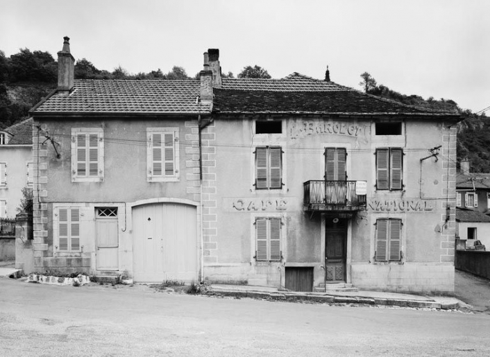 Vue d'ensemble des maisons sises parcelles 1565 et 1566, section D7 du cadastre de 1940. © Michel Rosso / Région Bourgogne-Franche-Comté, Inventaire du patrimoine - 1980