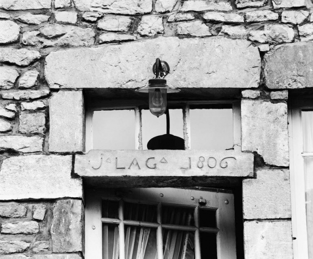 Détail de la fenêtre en dessus de porte de la maison sise parcelle 1311, section D7 du cadastre de 1940. © Jean-Luc Duthu / Région Bourgogne-Franche-Comté, Inventaire du patrimoine - 1980