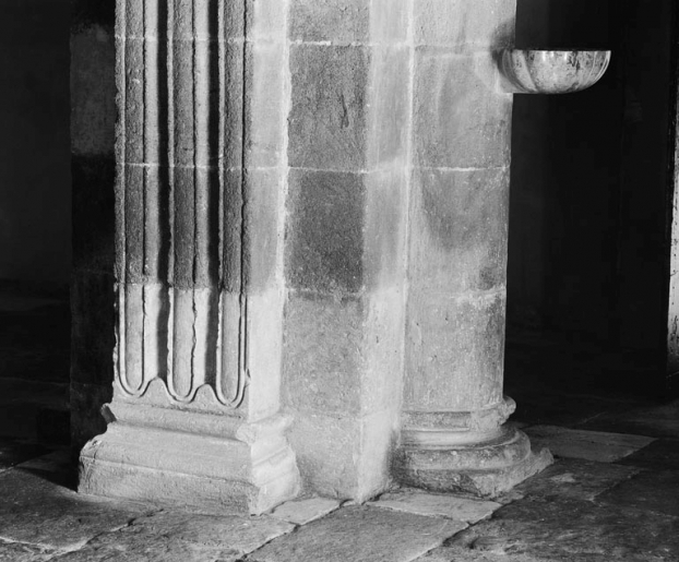 Détail de la base du pilier antérieur droit de la nef. © Michel Rosso / Région Bourgogne-Franche-Comté, Inventaire du patrimoine - 1980