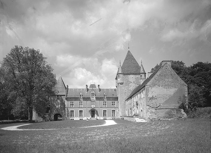 Vue d'ensemble de la cour intérieure. © Michel Thierry / Région Bourgogne-Franche-Comté, Inventaire du patrimoine - 1980