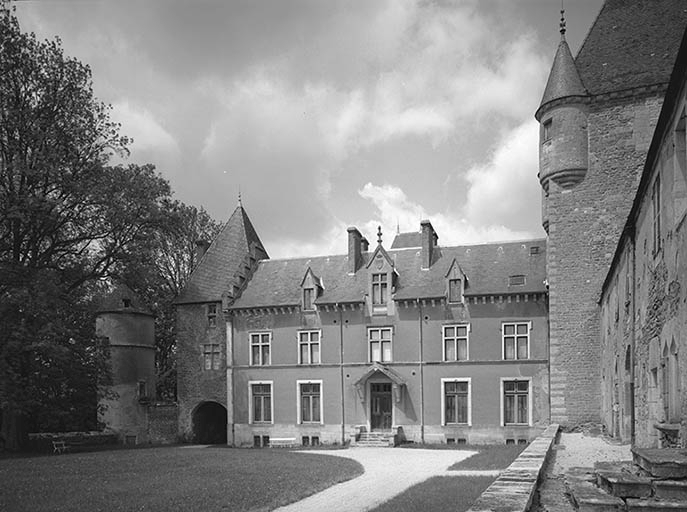 Façade antérieure du corps de logis. © Michel Thierry / Région Bourgogne-Franche-Comté, Inventaire du patrimoine - 1980