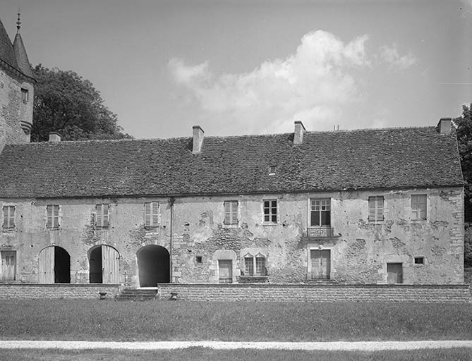 Façade antérieure de l'aile Est. © Michel Thierry / Région Bourgogne-Franche-Comté, Inventaire du patrimoine - 1980