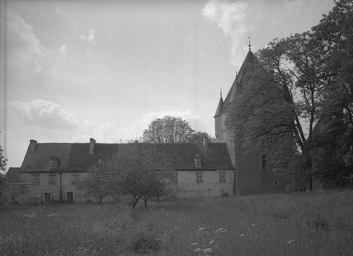 Façade postérieure de l'aile Est et donjon. © Michel Thierry / Région Bourgogne-Franche-Comté, Inventaire du patrimoine - 1980