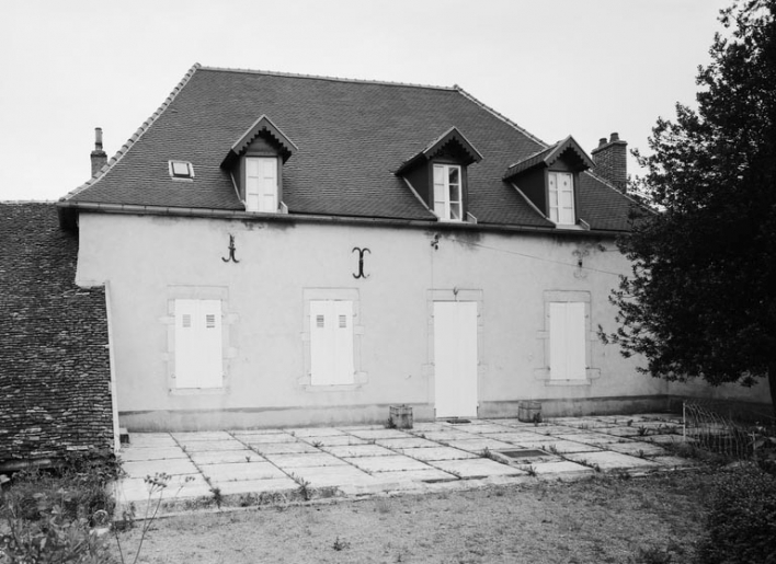 Façade postérieure du logis. © Michel Rosso / Région Bourgogne-Franche-Comté, Inventaire du patrimoine - 1980