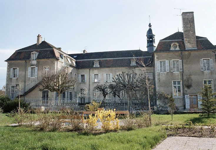Bâtiment de plan en U : façade postérieure sur jardin, avant travaux. © Martine Plouvier / Région Bourgogne-Franche-Comté, Inventaire du patrimoine - 1980
