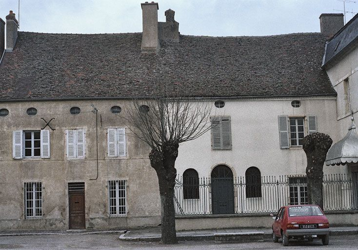 Immeuble en retrait sur la rue, avant travaux. Les ouvertures en plein-cintre de la chapelle n'existent plus. © Martine Plouvier / Région Bourgogne-Franche-Comté, Inventaire du patrimoine - 1980