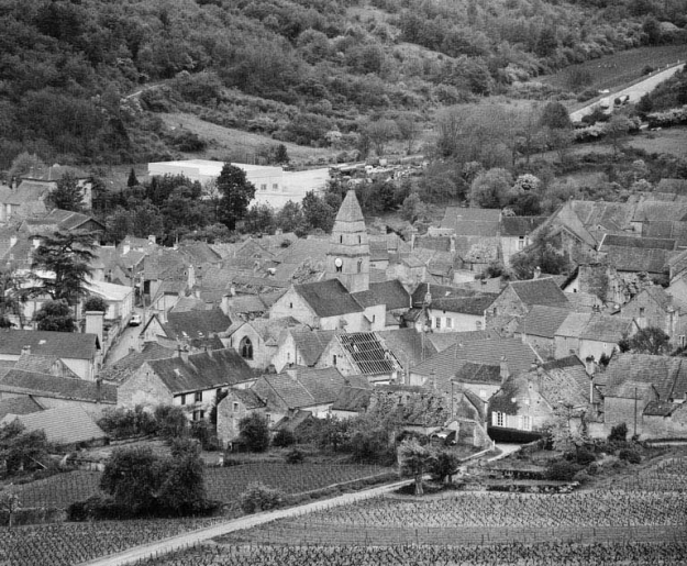 Vue d'ensemble du village et de l'église. © Jean-Luc Duthu / Région Bourgogne-Franche-Comté, Inventaire du patrimoine - 1981
