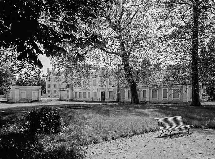 établissement thermal © Jean-Luc Duthu / Région Bourgogne-Franche-Comté, Inventaire du patrimoine - 1984  établissement thermal © Jean-Luc Duthu / Région Bourgogne-Franche-Comté, Inventaire du patrimoine - 1984