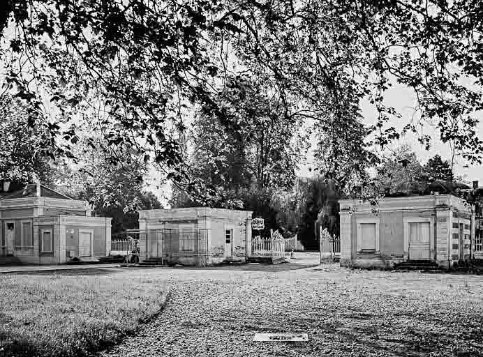 établissement thermal © Jean-Luc Duthu / Région Bourgogne-Franche-Comté, Inventaire du patrimoine - 1984  établissement thermal © Jean-Luc Duthu / Région Bourgogne-Franche-Comté, Inventaire du patrimoine - 1984