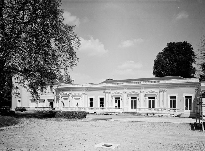 Casino, façade antérieure. © Jean-Luc Duthu / Région Bourgogne-Franche-Comté, Inventaire du patrimoine - 1984 Casino, façade antérieure. © Jean-Luc Duthu / Région Bourgogne-Franche-Comté, Inventaire du patrimoine - 1984