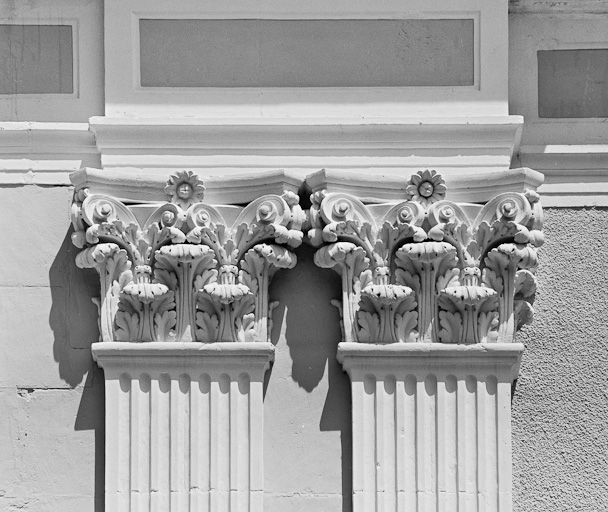 Casino, façade antérieure : détail de deux pilastres. © Michel Thierry / Région Bourgogne-Franche-Comté, Inventaire du patrimoine - 1984 Casino, façade antérieure : détail de deux pilastres. © Michel Thierry / Région Bourgogne-Franche-Comté, Inventaire du patrimoine - 1984