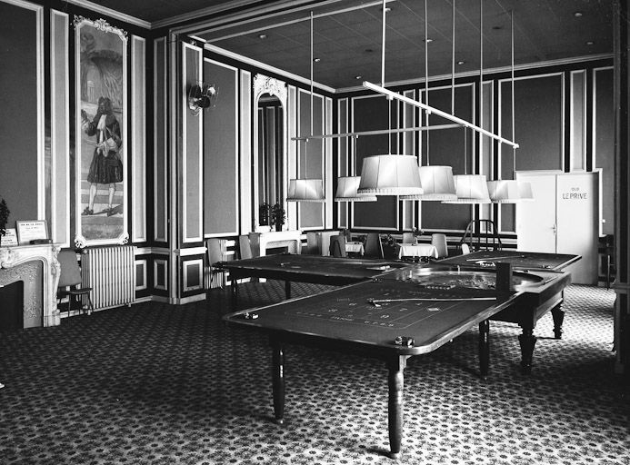 Casino, la salle de jeux. © Jean-Luc Duthu / Région Bourgogne-Franche-Comté, Inventaire du patrimoine - 1984 Casino, la salle de jeux. © Jean-Luc Duthu / Région Bourgogne-Franche-Comté, Inventaire du patrimoine - 1984